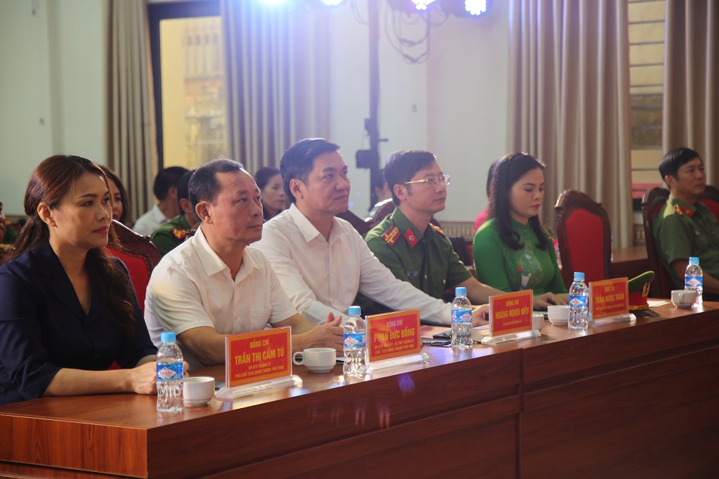 Các đại biểu tới dự