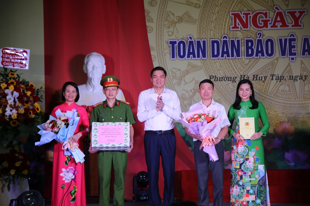 Trao quà tặng Ban Chỉ đạo phòng, chống tội phạm, tệ nạn xã hội và xây dựng phong trào toàn dân bảo vệ an ninh Tổ quốc phường Hà Huy Tập
