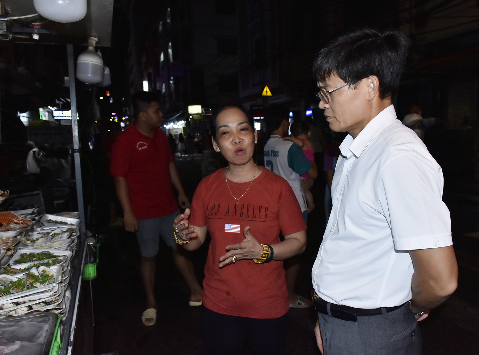 Ông Vũ Hồng Thuấn, Phó Chủ tịch UBND TP.Vũng Tàu lắng nghe người dân trình bày nguyện vọng có một điểm buôn bán  phục vụ khách ổn định.