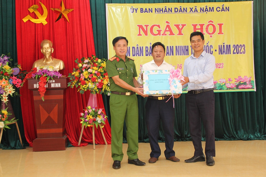 Đồng chí Đại tá Nguyễn Duy Thanh, Phó Giám đốc Công an tỉnh trao quà tặng chính quyền và bà con Nhân dân xã Nậm Cắn  