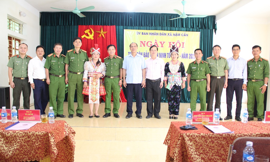 Các đại biểu dự Ngày hội toàn dân bảo vệ an ninh Tổ quốc  tại xã Nậm Cắn chụp ảnh lưu niệm