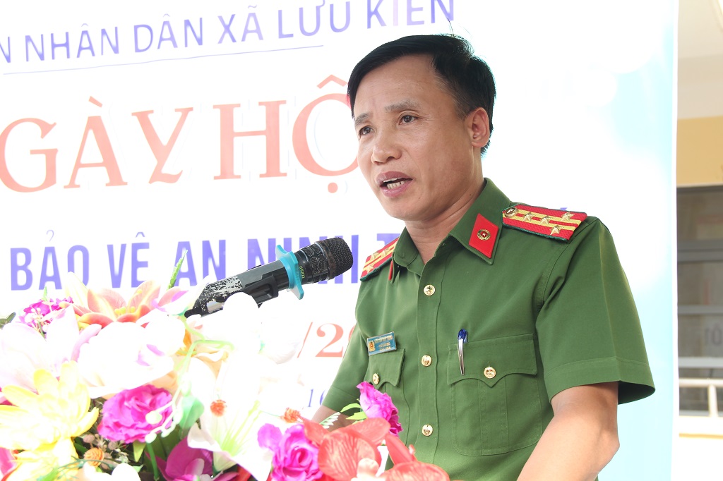 Đồng chí Đại tá Nguyễn Duy Thanh phát biểu tại Ngày hội toàn dân bảo vệ an ninh Tổ quốc xã Lưu Kiền