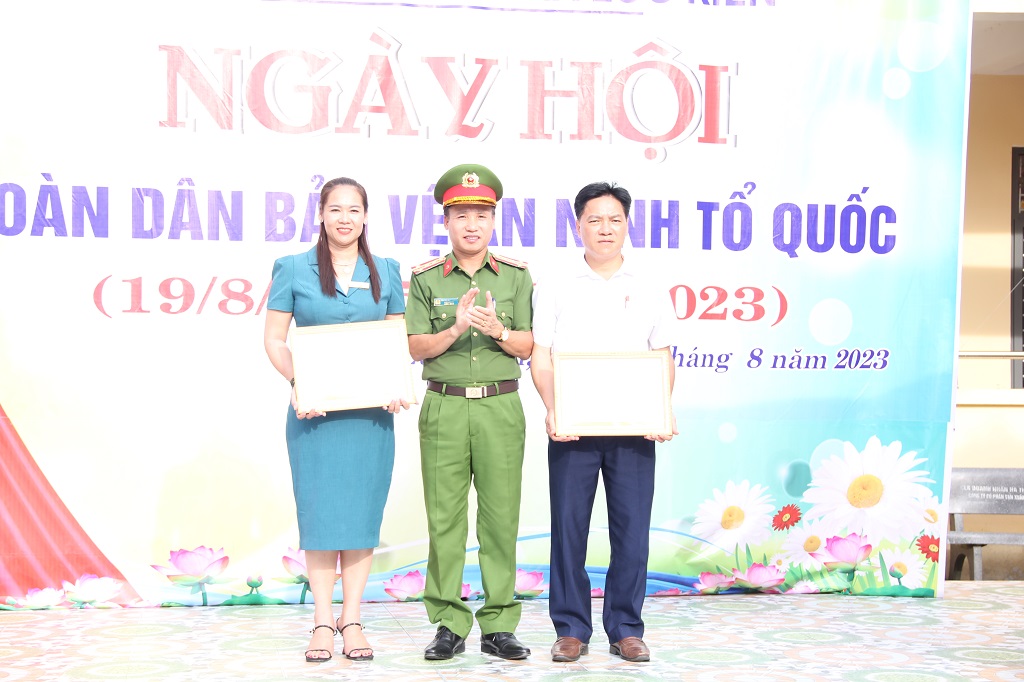 Khen thưởng các điển hình tiên tiến trong phong trào toàn dân bảo vệ an ninh Tổ quốc xã Lưu Kiền