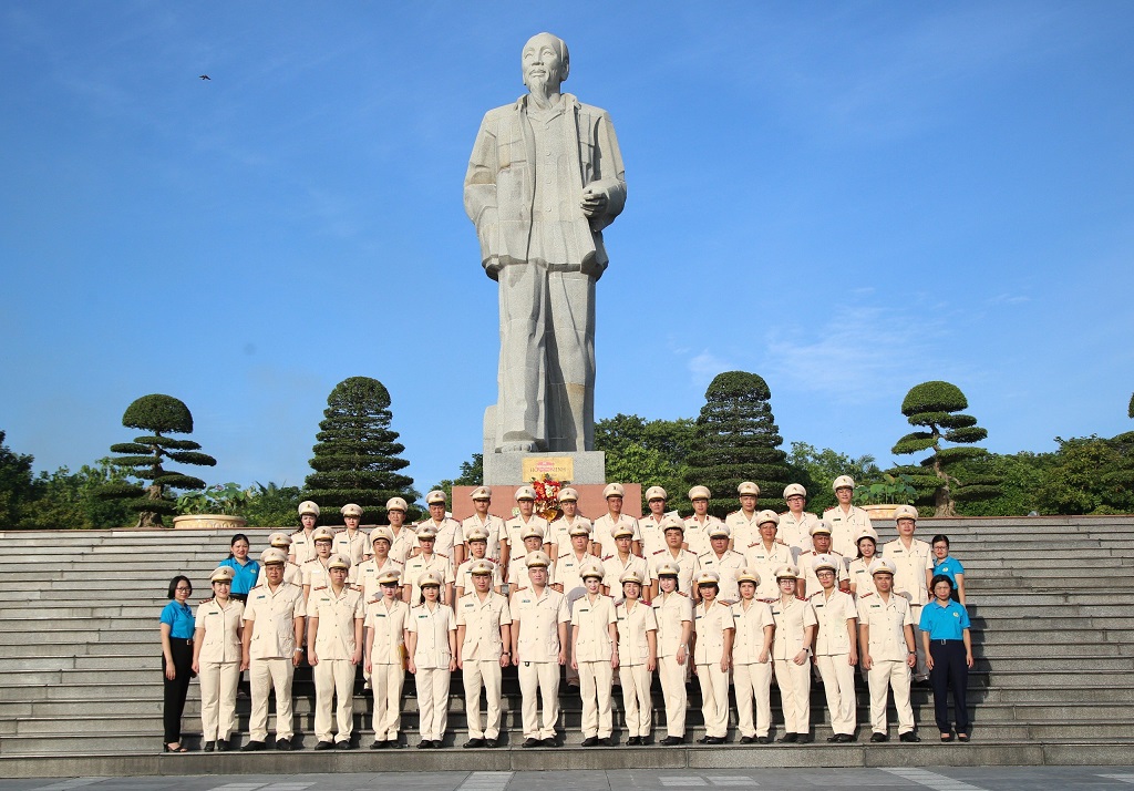 Các đại biểu tham dự Đại hội Công đoàn Công an Nghệ An nhiệm kỳ 2023 - 2028 dâng hoa, báo công tại Quảng trường Hồ Chí Minh.