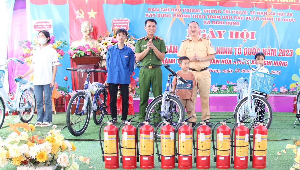 Trao tặng nhiều phần quà tới các hộ gia đình, các em học sinh có hoàn cảnh khó khăn