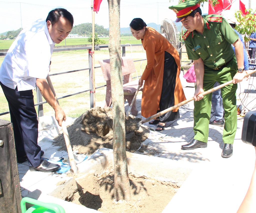 Các đại biểu trồng cây lưu niệm