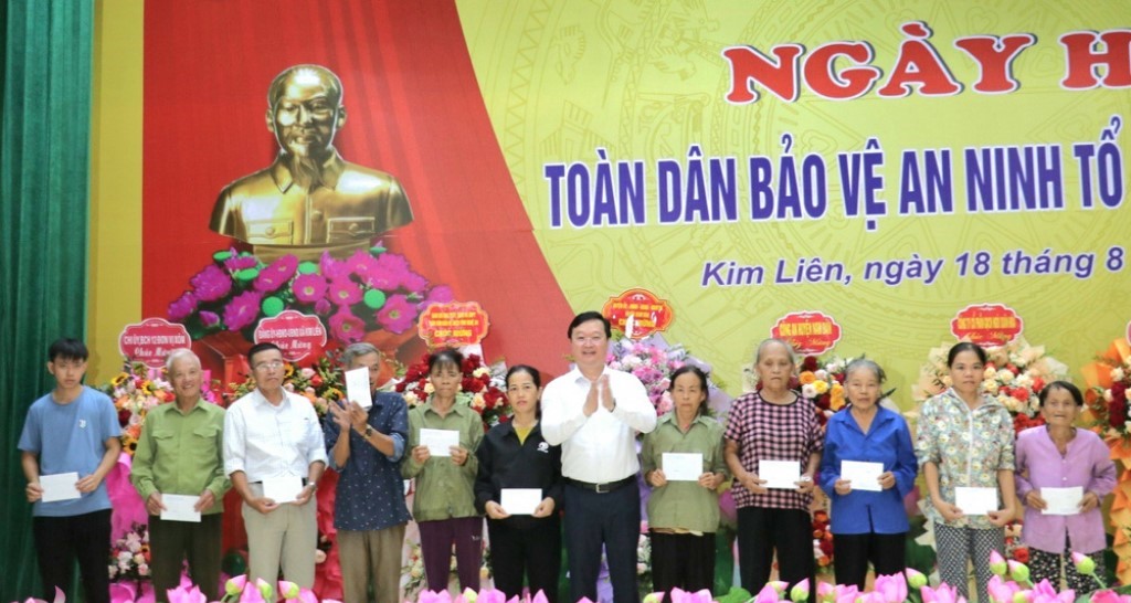 Trao những phần quà cho gia đình có hoàn cảnh khó khăn trên địa bàn