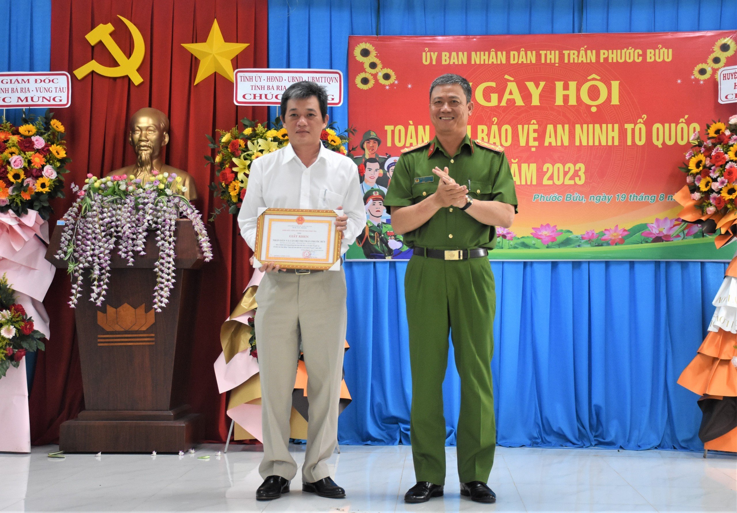 Đại tá Nguyễn Anh Hùng, Phó Giám đốc Công an tỉnh trao Giấy khen của Công an tỉnh cho tập thể cán bộ và nhân dân TT.Phước Bửu (huyện Xuyên Mộc) tại ngày hội.