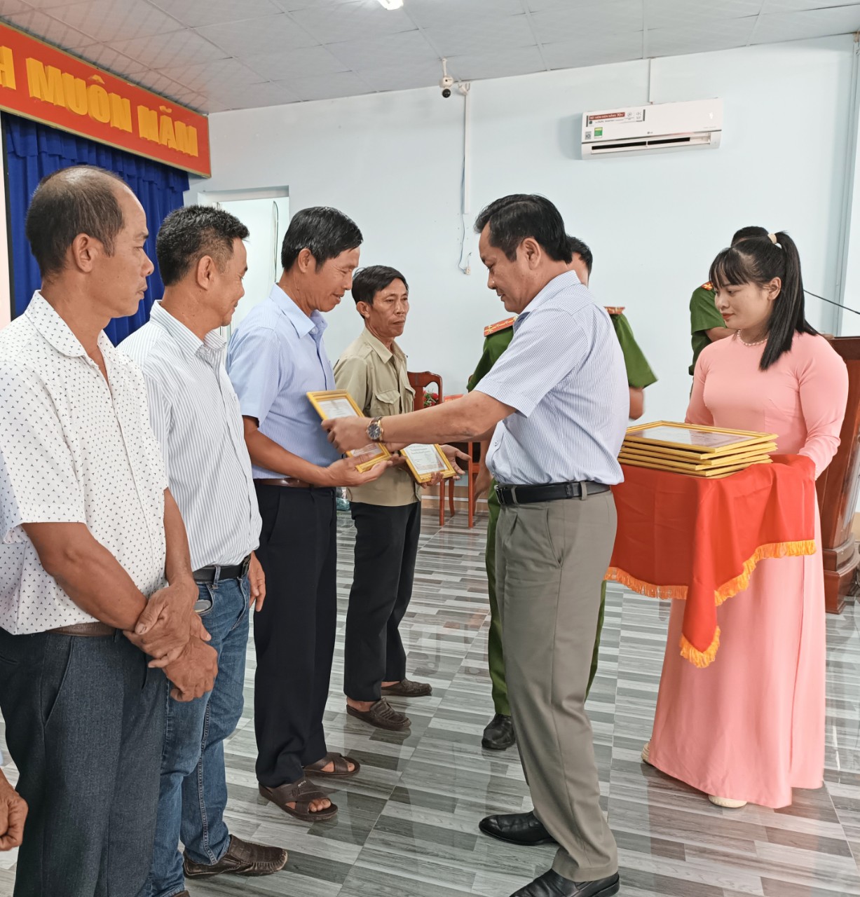 Ông Nguyễn Hữu lộc phó chủ tịch ủy ban nhân dân huyện Xuyên Mộc tặng giấy khen cho các tập thể cá nhân đã có thành tích xuất sắc trong phong trào toàn dân bảo vệ an ninh tổ quốc