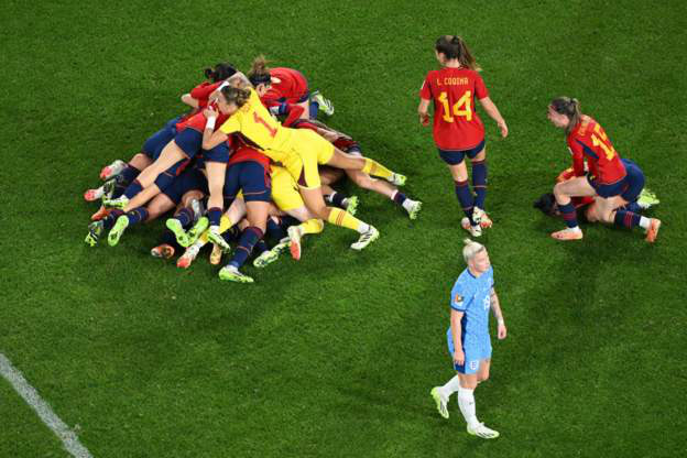 Sự phấn khích của các cầu thủ nữ Tây Ban Nha trong lần đầu giành chức vô địch thế giới.  Ảnh: Getty Images.