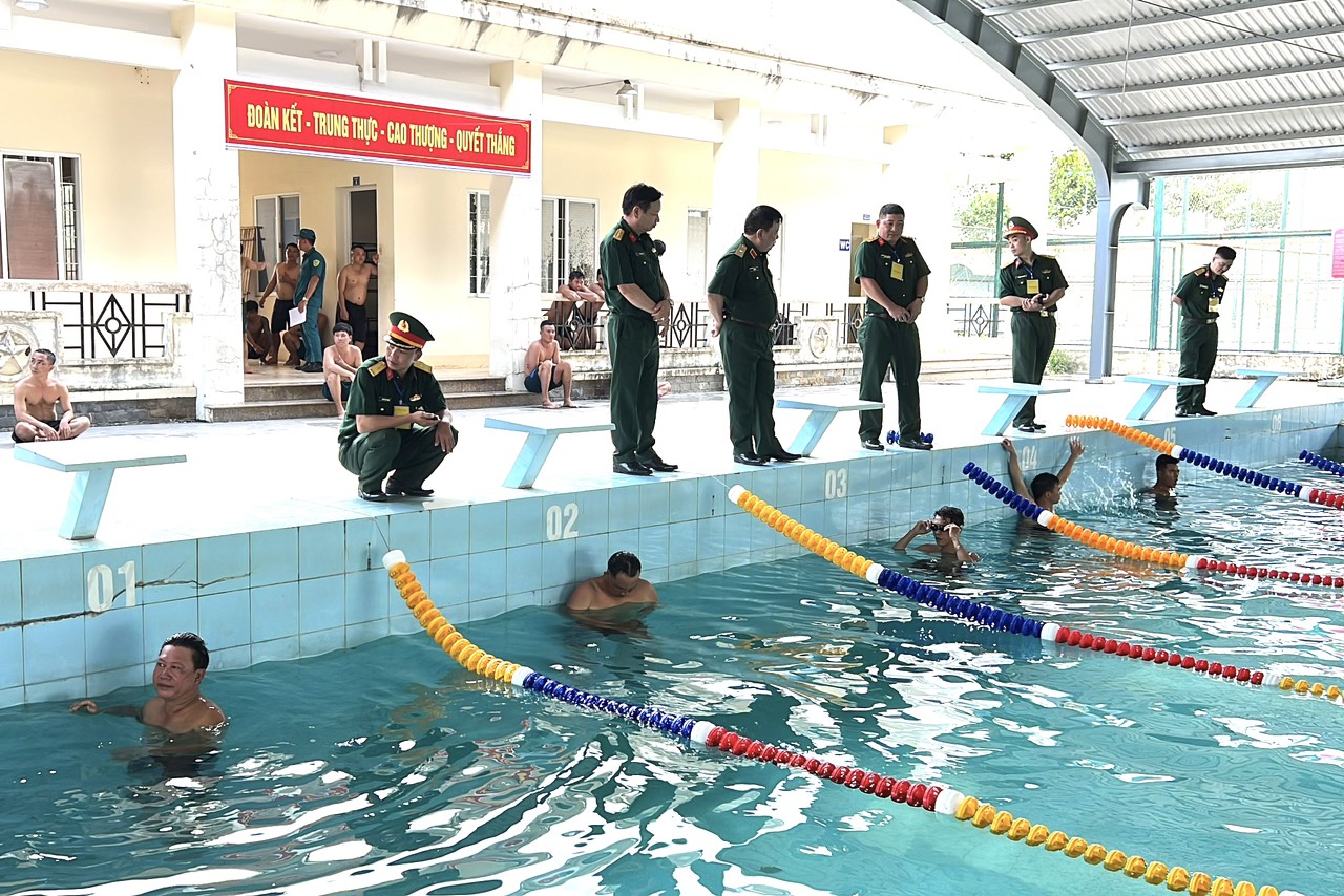 Cán bộ, chiến sĩ tham gia môn bơi tự do 100m.