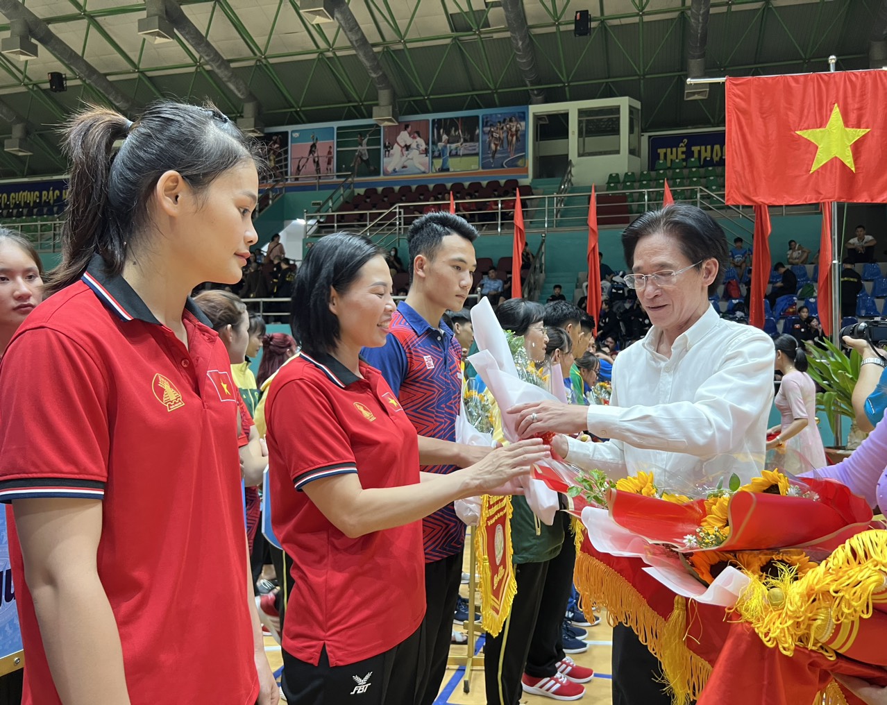 Ban tổ chức trao hoa và cờ cho các đoàn tham gia giải.