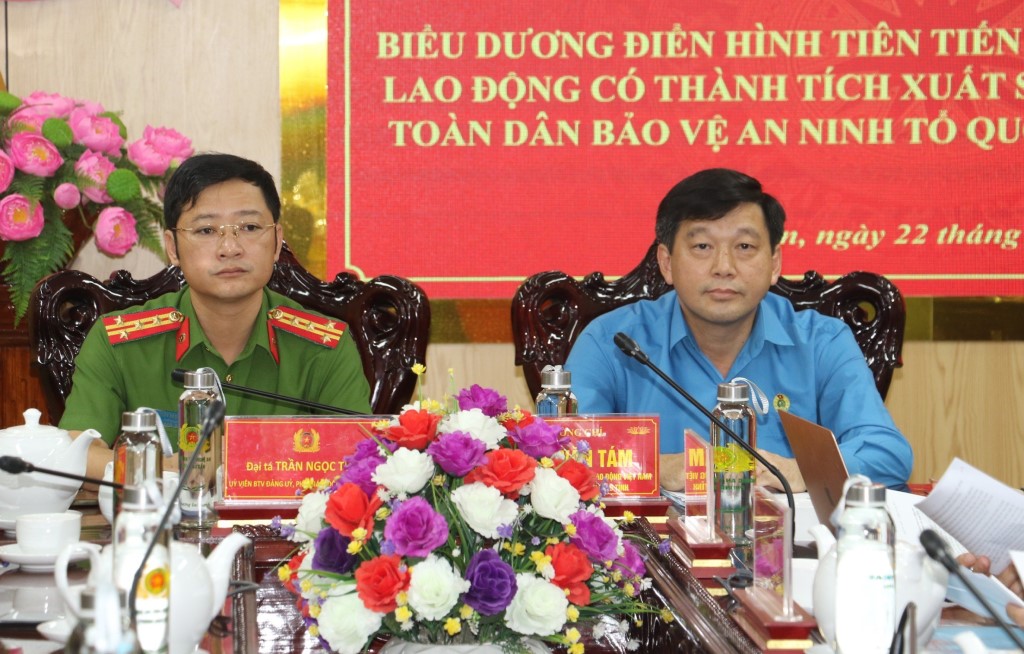 Đồng chí Đại tá Trần Ngọc Tuấn - Phó Giám đốc Công an tỉnh và đồng chí Kha Văn Tám - Uỷ viên Ban Chấp hành Đảng bộ tỉnh, Chủ tịch Liên đoàn lao động tỉnh chủ trì tại Hội nghị
