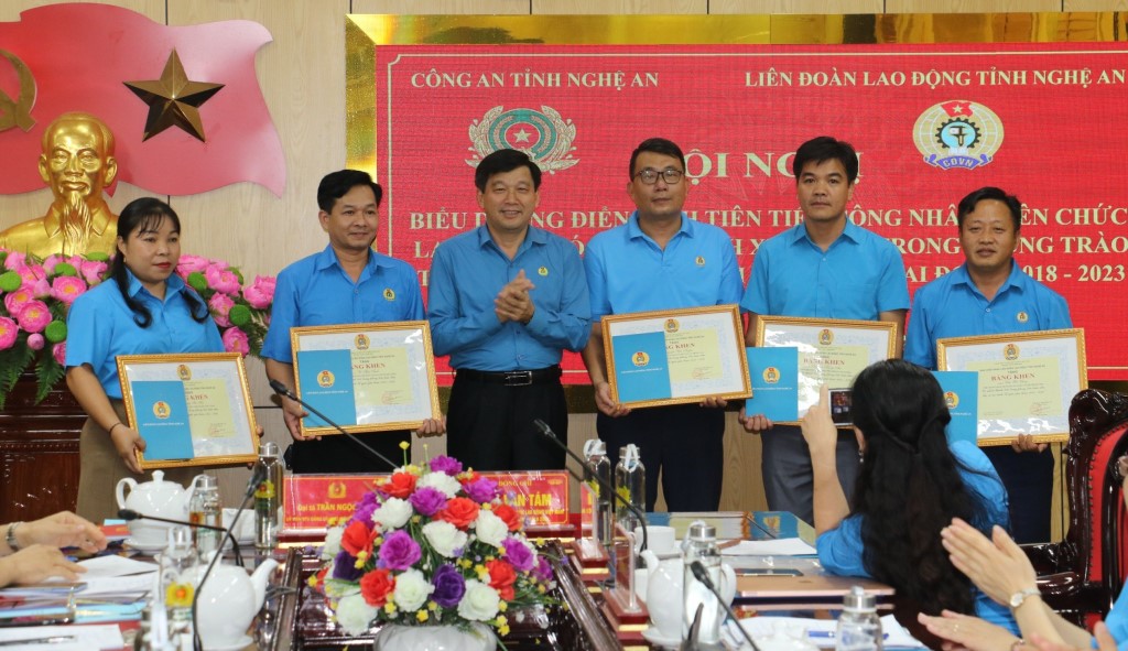 Đồng chí Kha Văn Tám - Uỷ viên Ban Chấp hành Đảng bộ tỉnh, Chủ tịch Liên đoàn lao động tỉnh tặng Bằng khen cho 5 cá nhân có thành tích xuất sắc trong phong trào toàn dân bảo vệ ANTQ giai đoạn 2018 - 2023