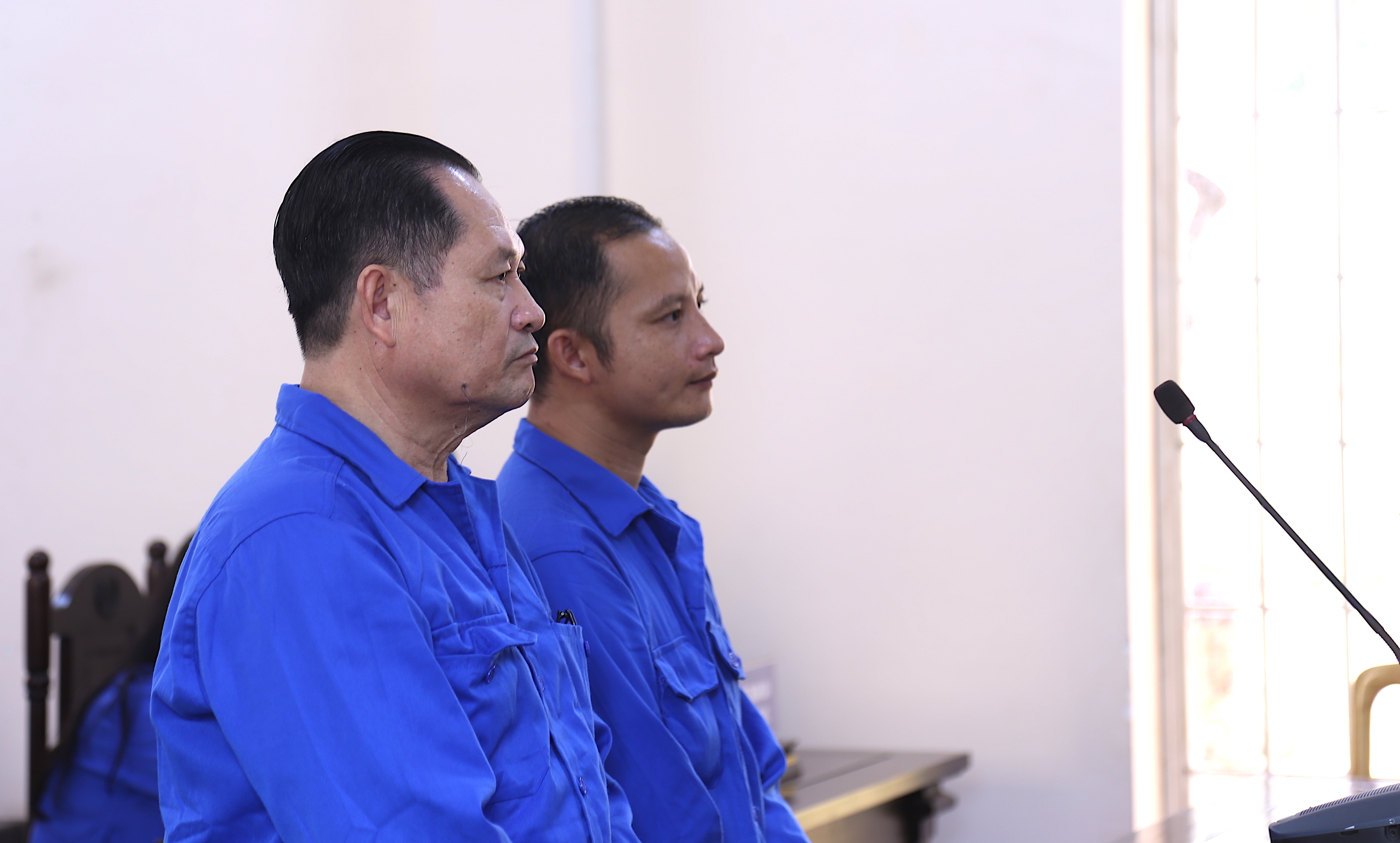 Bị cáo Lê Thái Thiện và Lê Thái Phong (con) tại phiên xét xử. 