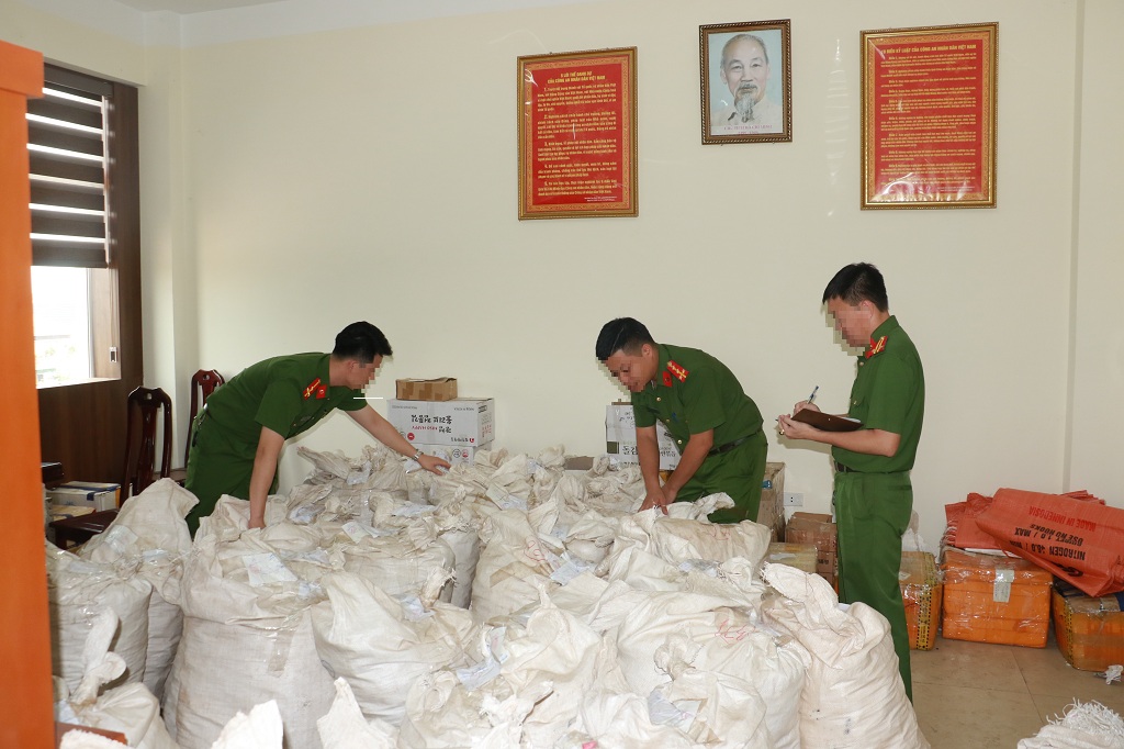 Số bao tải chứa vảy động vật (nghi vảy tê tê) bị lực lượng Công an thu giữ