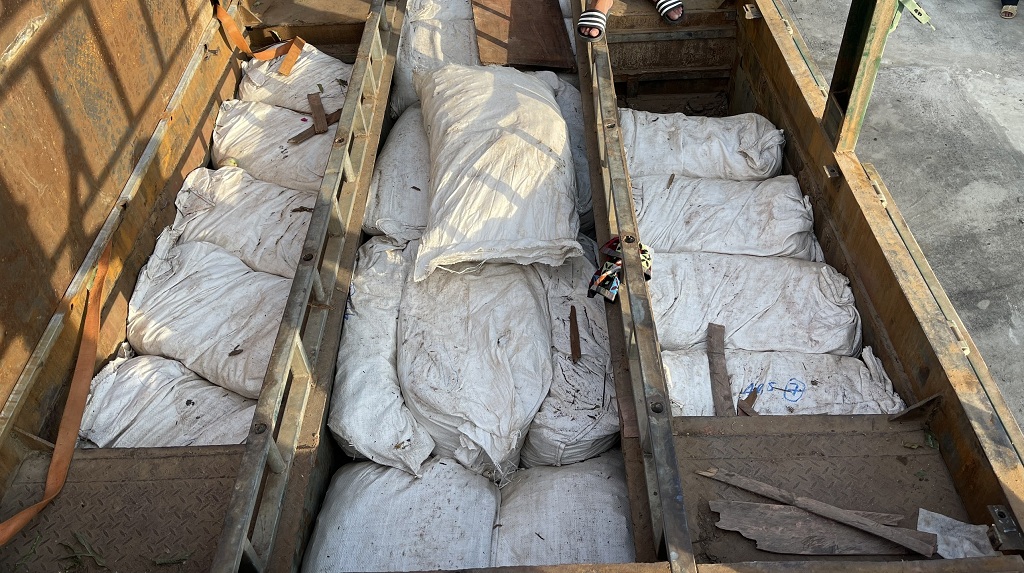 Hầm chứa tự chế được các đối tượng ngụy trang để vận chuyển lâm sản trái phép