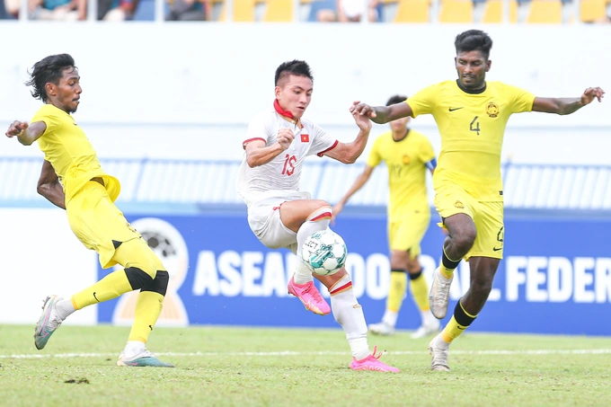 U23 Việt Nam (giữa) đã giành chiến thắng thuyết phục trước U23 Malaysia. Ảnh: DÂN TRÍ