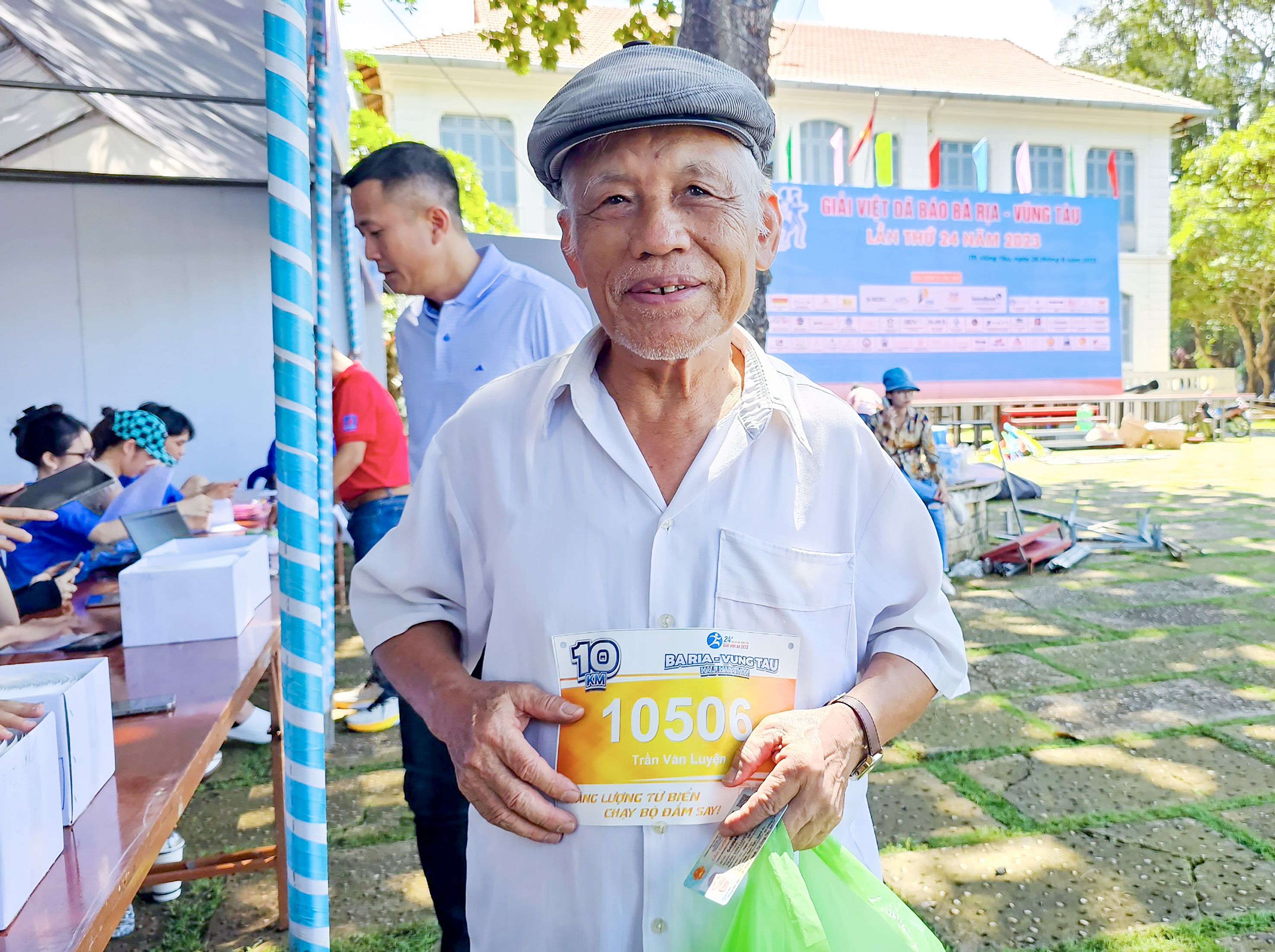VĐV cao tuổi Trần Văn Luyện (SN 1945, ngụ tại phường Thắng Nhất TP. Vũng Tàu) nhận Bib để tham gia chạy ở cự ly 10km.