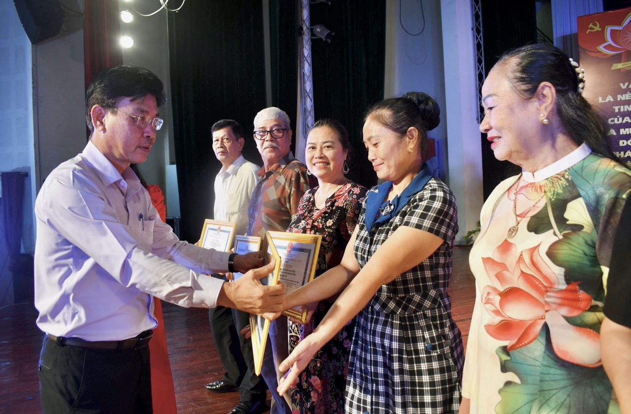 Ông Trần Văn Lợi, Phó Giám đốc Sở Văn hóa - Thể thao trao giải A tiết mục đến các đội thi.
