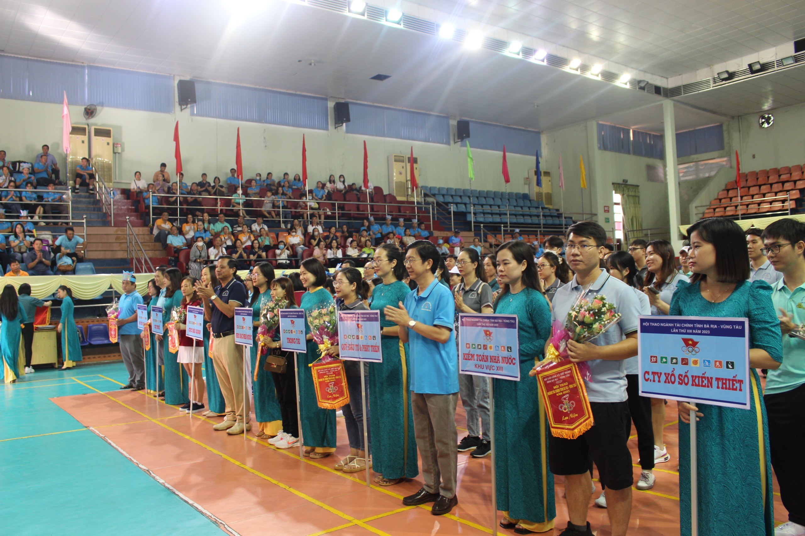 Ông Trần Xuân Khánh tặng cờ lưu niệm cho các đơn vị tham gia Hội thao