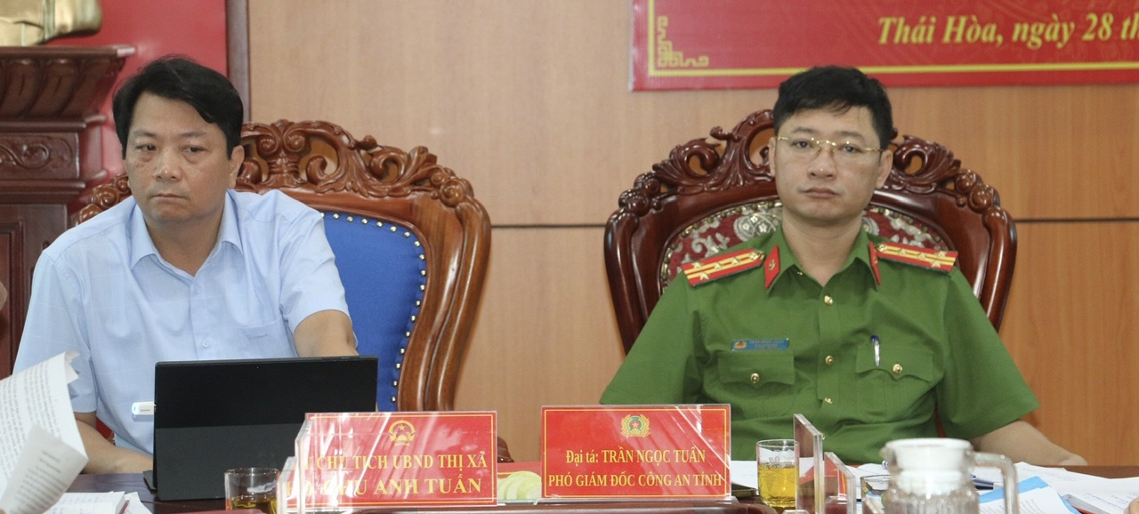   Đồng chí Chu Anh Tuấn – Chủ tịch UBND TX Thái Hòa và đồng chí Đại tá Trần Ngọc Tuấn – Phó Giám đốc Công an tỉnh đã ghi nhận, biểu dương Công an TX Thái Hòa