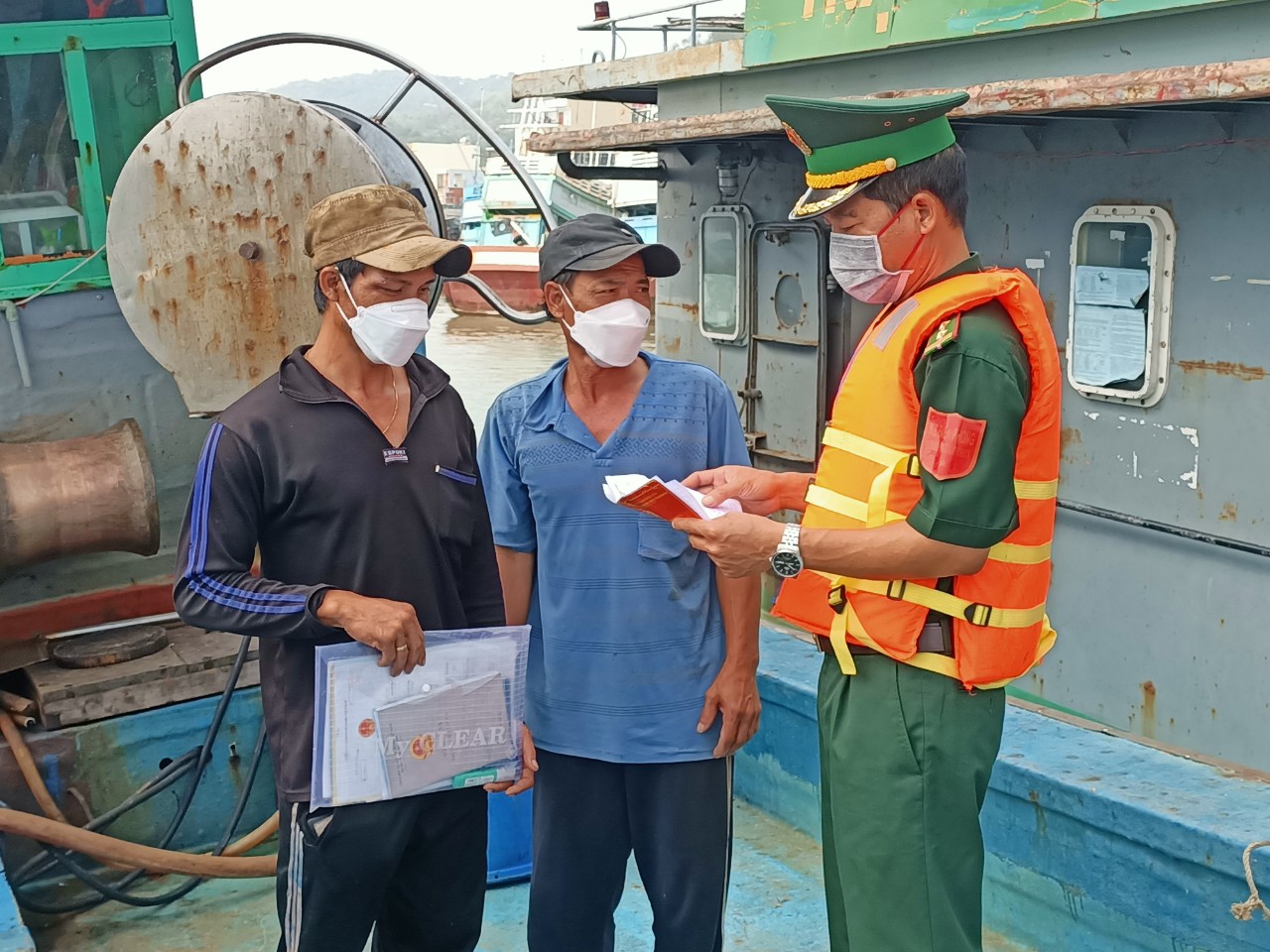 Lực lượng Đồn BP Bến Đá kiểm tra các tàu cá về các quy định IUU tại cảng Bến Đá (TP.Vũng Tàu).