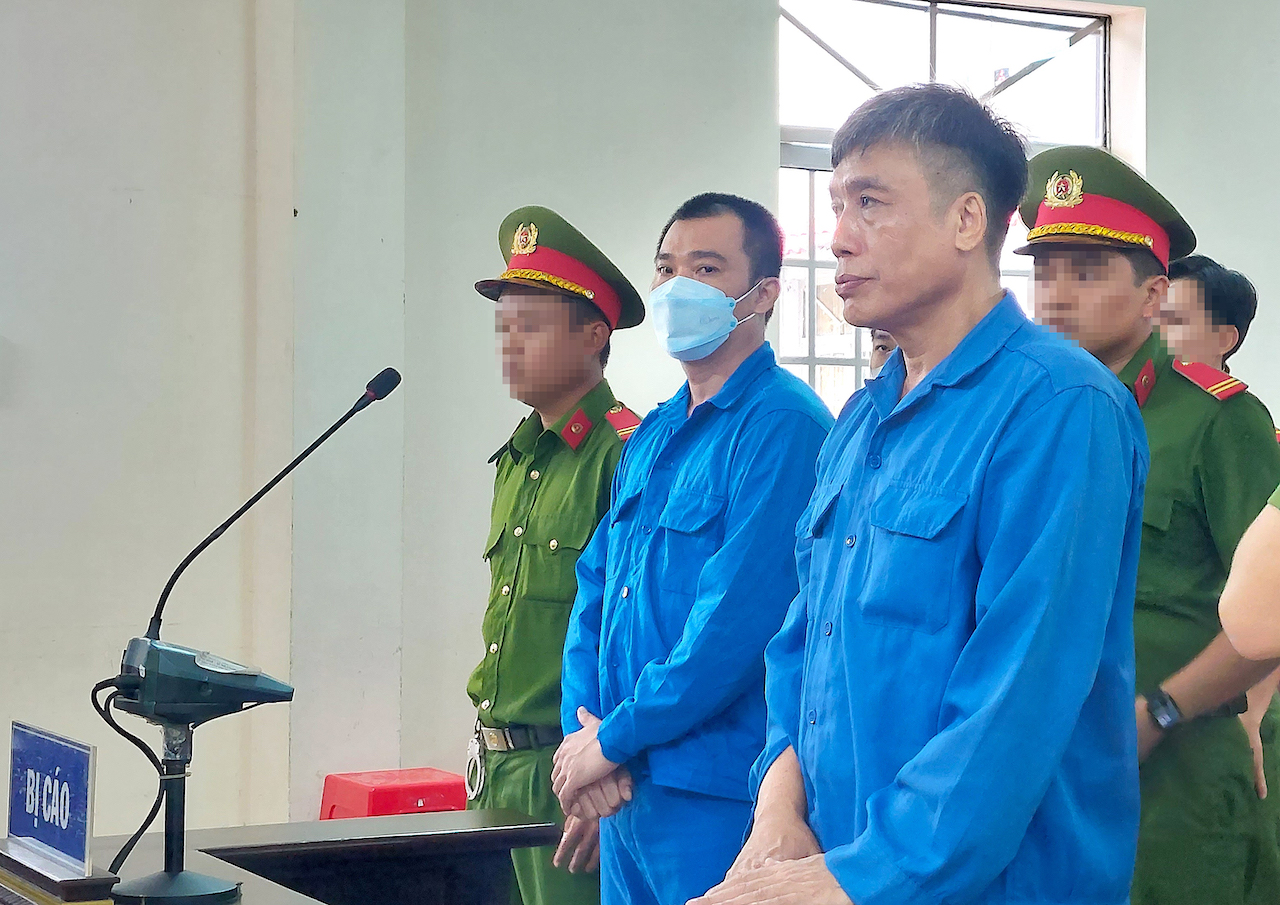 Bị cáo Võ Trung Hồng (bìa phải) bị tuyên phạt tử hình về tội 