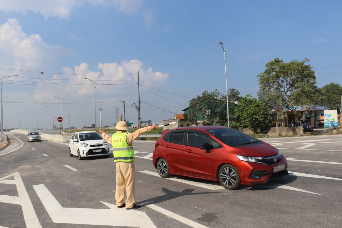Lực lượng chức năng tăng cường kiểm tra các phương tiện trên các tuyến giao thông. 