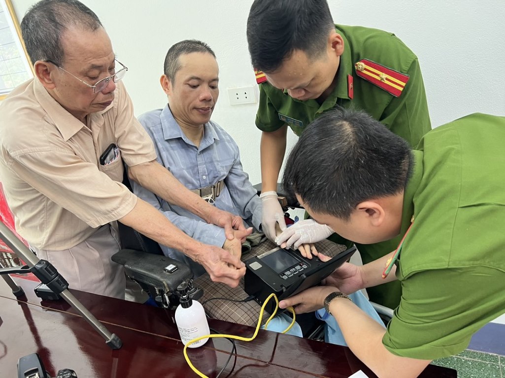 Lực lượng Công an duy trì quân số tiến hành cấp căn cước công dân và định danh điện tử xuyên 4 ngày nghỉ lễ