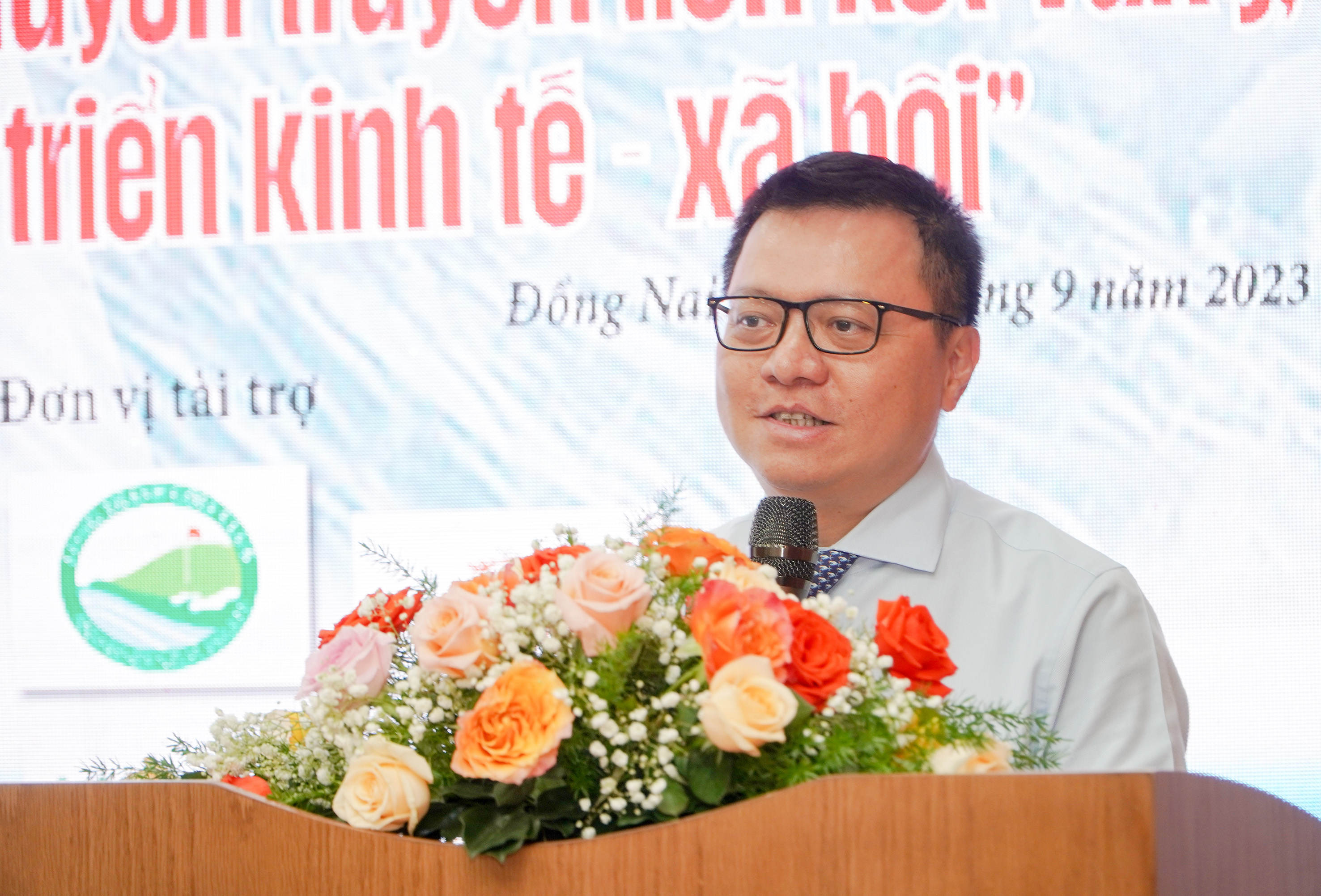 Ông Lê Quốc Minh, Ủy viên Trung ương Đảng, Tổng Biên tập Báo Nhân dân, Phó Trưởng Ban Tuyên giáo Trung ương, Chủ tịch Hội Nhà báo Việt Nam phát biểu tại Hội thảo.