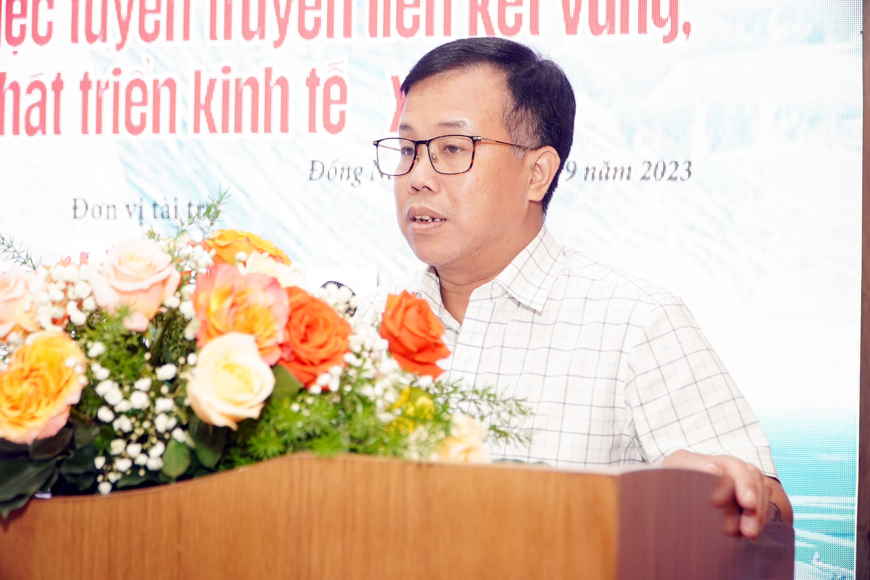Ông Lại Bá Hà, Phó Tổng Biên tập Báo Hà Nội Mới tham luận tại hội thảo.