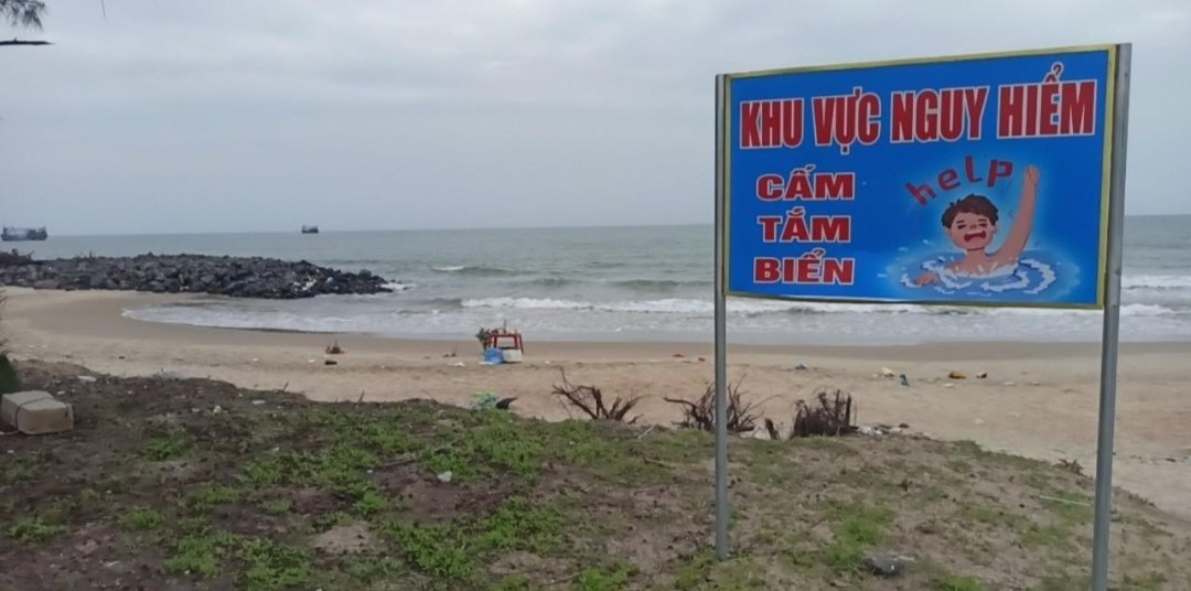 Khu vực bãi biển các thanh niên tắm đã được chính quyền địa phương cắm biển cảnh báo