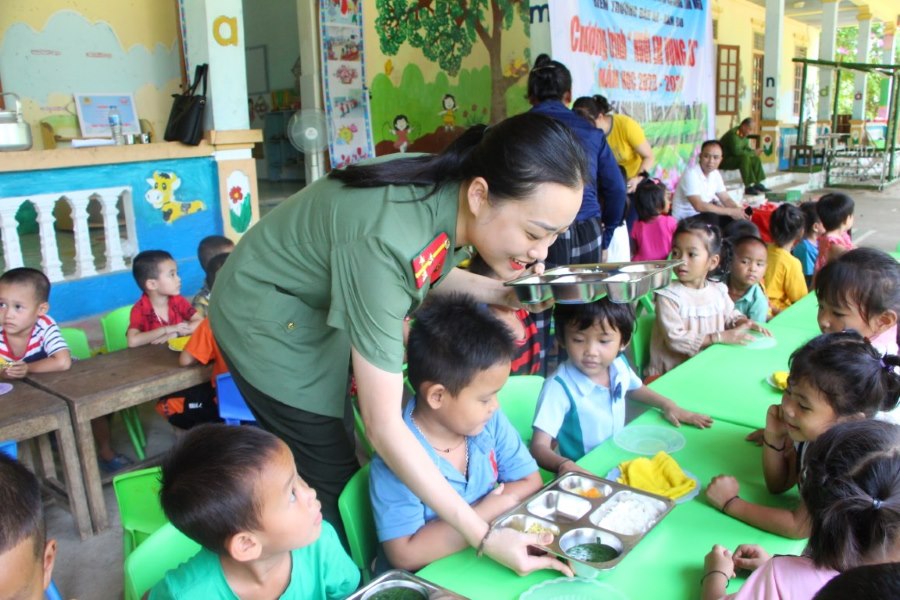 Những suất cơm đầy tình yêu thương danh cho các cháu mầm non vùng cao