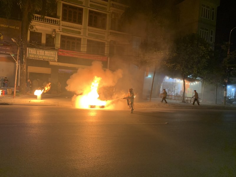Tối ngày 109 đoàn công tác Bộ Công an đã tham gia buổi diễn tập phương án chữa cháy và cứu nạn, cứu hộ tại Tổ liên gia an toàn về PCCC tại phường Lê Lợi (TP Vinh).