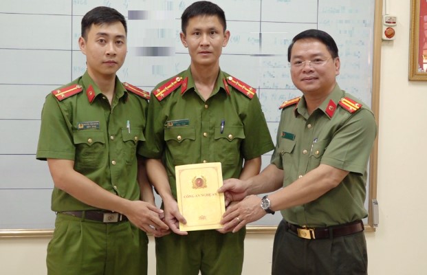 Thừa ủy quyền của Lãnh đạo Công an tỉnh, đại diện Phòng Tổ chức cán bộ thăm hỏi, động viên 02 chiến sĩ Công an huyện Tân Kỳ bị thương khi làm nhiệm vụ 