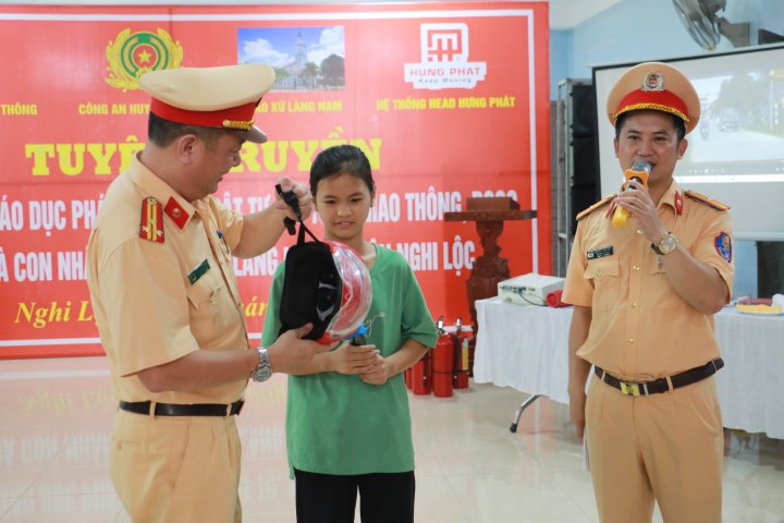Nhiều phần quà thiết thực được trao tặng cho bà con giáo dân khi trả lời đúng các câu hỏi kiến thức pháp luật