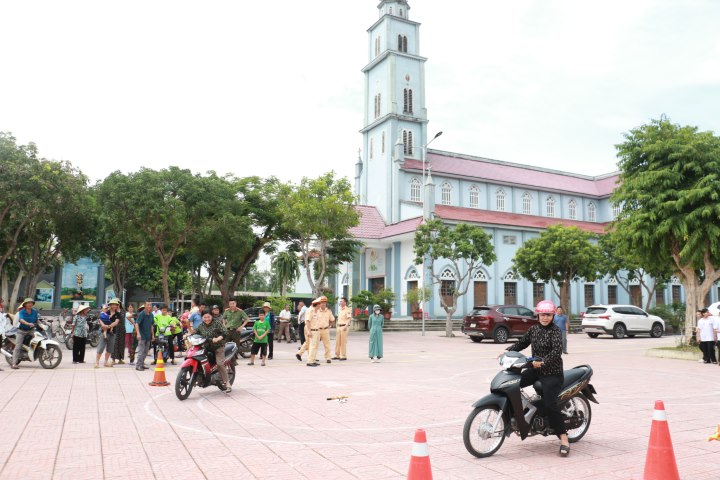 Hướng dẫn đi sa hình luyện tập kỹ năng điều khiển phương tiện