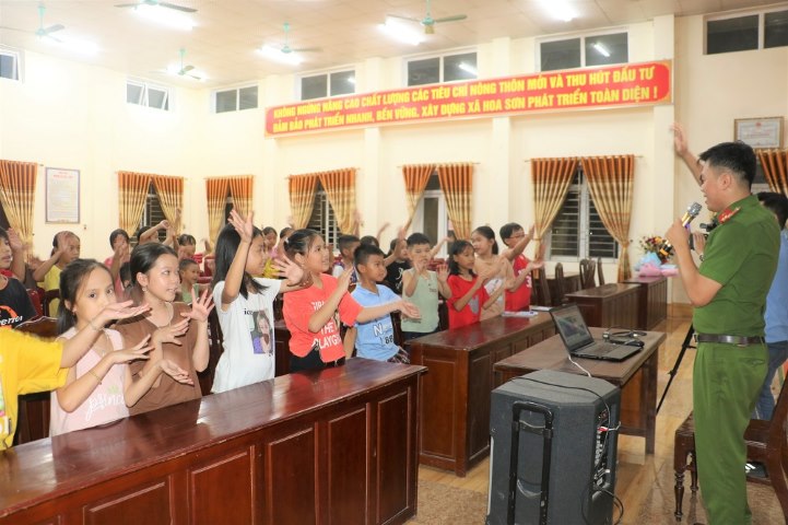 Lớp học tiếng Anh miễn phí của luôn ngập tràn niềm vui