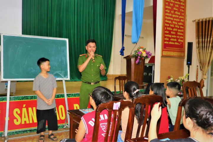 Các em học sinh rất háo hức trước những bài giảng của “thầy” Thông