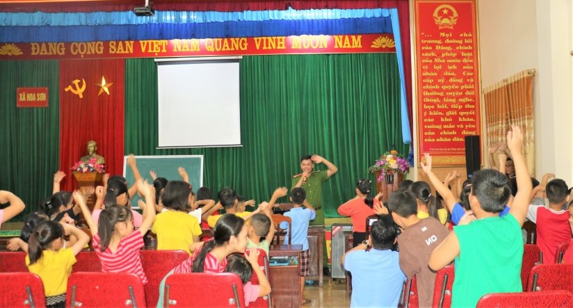 Để tạo hứng thú học tiếng Anh, Thượng uý Đường Minh Thông lồng các bài hát, trò chơi vào trong các bài học.