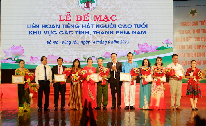 Ông Trương Xuân Cừ, Phó Chủ tịch Trung ương NCT Việt Nam và ông Huỳnh Văn Danh, Trưởng Ban Dân vận Tỉnh ủy Bà Rịa - Vũng Tàu trao 10 gỉải cá nhân xuất sắc tại Liên hoan.