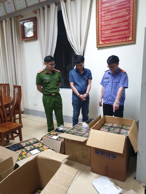 Lực lượng chức năng tiến hành kiểm đếm, niêm phong số pháo