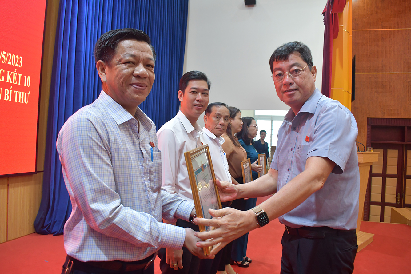 Ông Trần Đình Khoa, Bí thư Thành ủy Vũng Tàu tặng Giấy khen cho tập thể có thành tích xuất sắc trong 10 năm thực hiện Chỉ thị số 18.