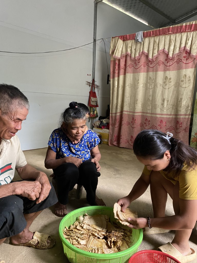 Bà con vùng rẻo cao “an cư, ổn canh”, yên tâm phát triển kinh tế, chung tay giữ bình yên biên giới. Họ gọi những căn nhà mới bằng cái tên rất mộc mạc: