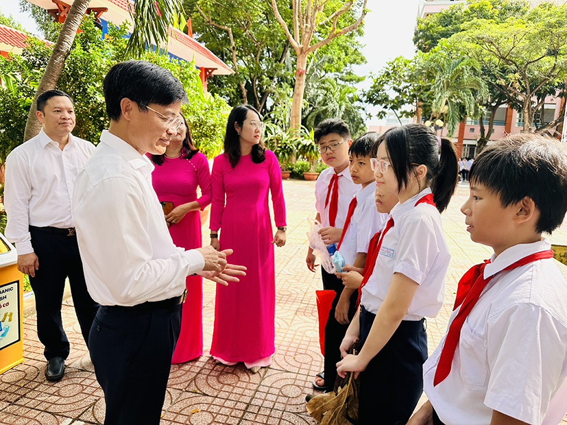 Ông Vũ Hồng Thuấn, Phó Chủ tịch UBND TP. Vũng Tàu trò chuyện với học sinh Trường THCS Trần Phú (phường 7) về chương trình thực hiện phân loại rác tại nguồn của thành phố.
