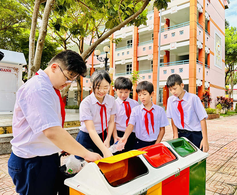 Học sinh Trường THCS Trần Phú thực hiện phân loại rác tại nguồn.