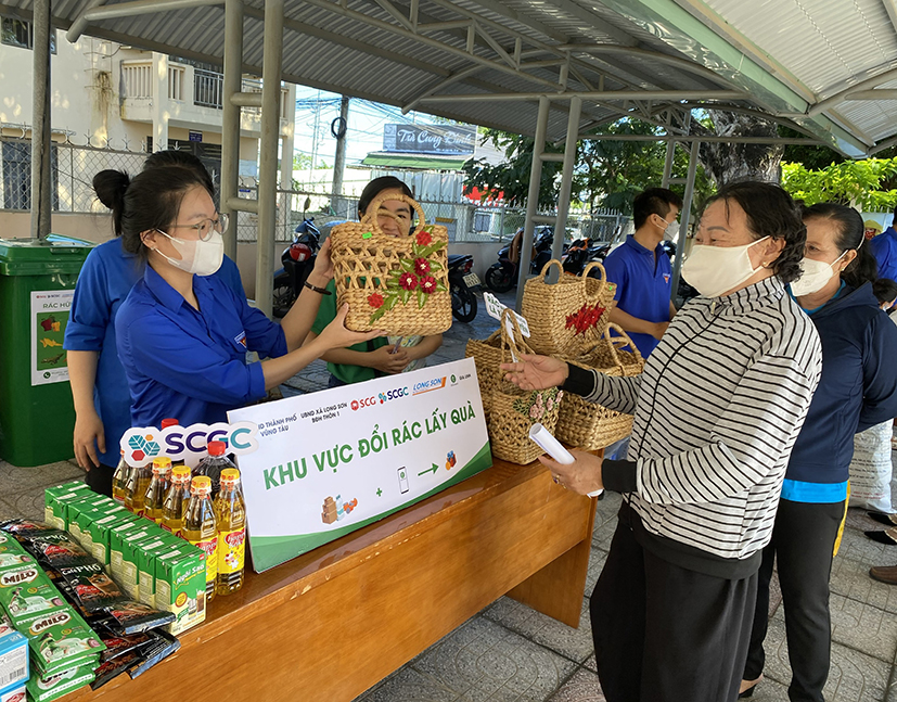 Người dân xã Long Sơn tham gia đổi rác lấy quà.