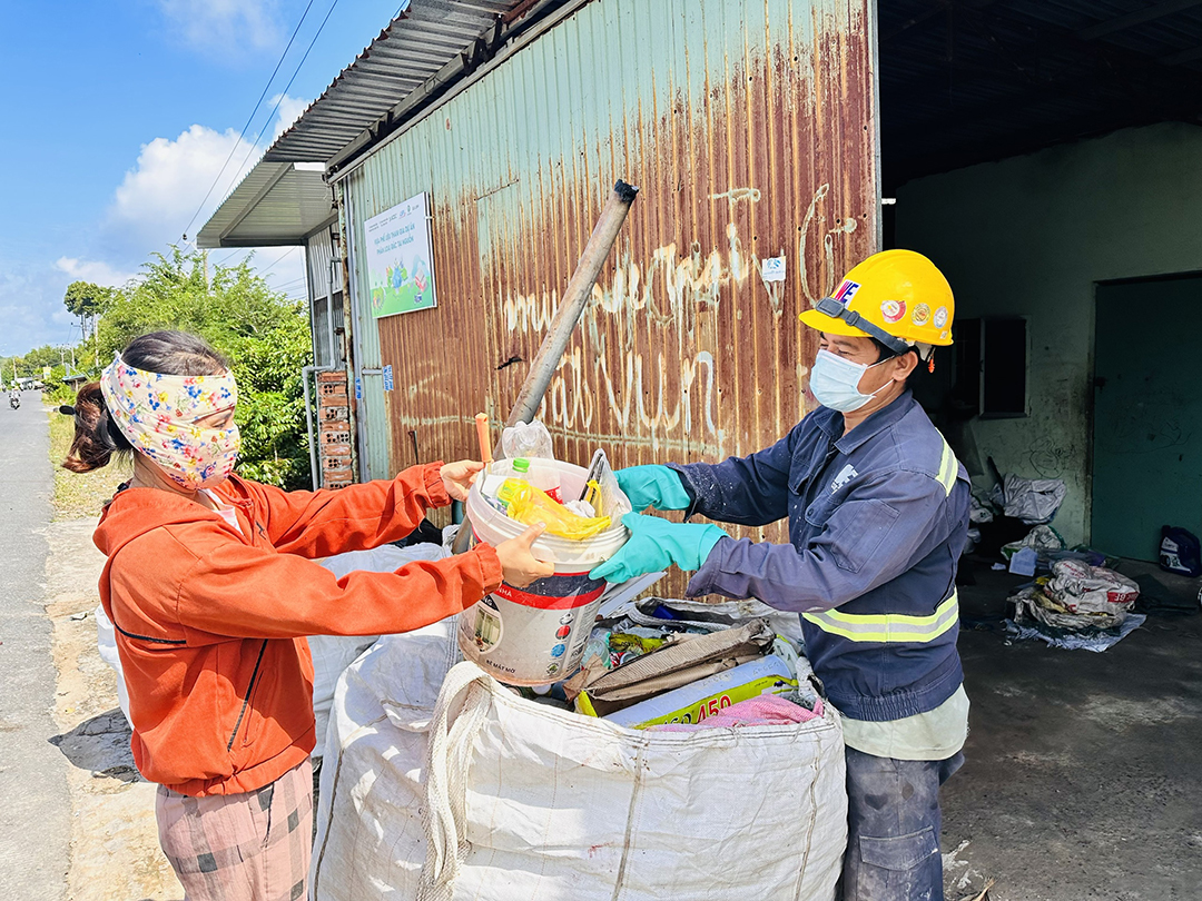 Các vựa ve chai trên địa bàn xã Long Sơn đã được tập huấn, thực hiện thu mua rác tái chế cho người dân sau khi phân loại.