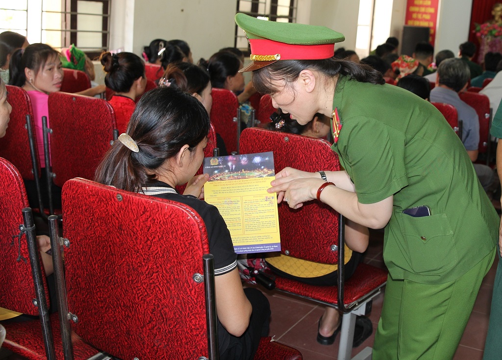 Tuyên truyền trực tiếp cho từng người dân về tác hại của vũ khí, vật liệu nổ, công cụ hỗ trợ và pháo